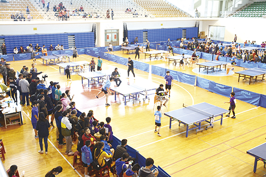 金門縣第十二屆「美珍香盃」桌球邀請賽於昨假縣立體育館開打，展開一連兩天的乒乓球賽事。（楊水詠攝）