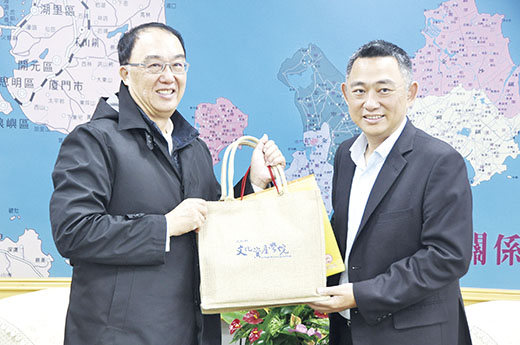 文化部文化資產局局長施國隆(左)昨日上午拜會金門縣長楊鎮浯,就文化資產保存議題,交換意見。(李增汪攝)