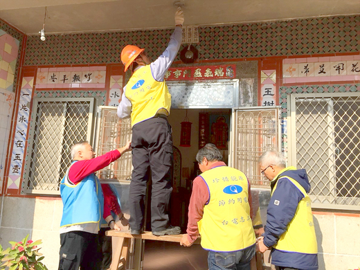 台電塔山電廠25日下午來到夏興社區，為長者清掃環境、剪髮、修容。（陳冠霖攝）