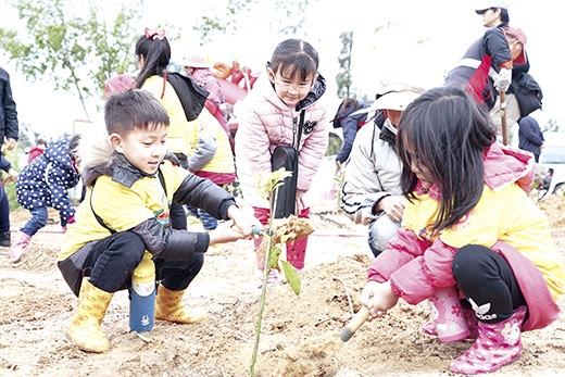 108年度林務所植樹節活動訂於3月12日上午9時假金寧鄉安東一營區辦理，林務所歡迎有興趣的民眾、學校、團體報名參加。圖為107年植樹現況，學童參與情形。（林務所提供）