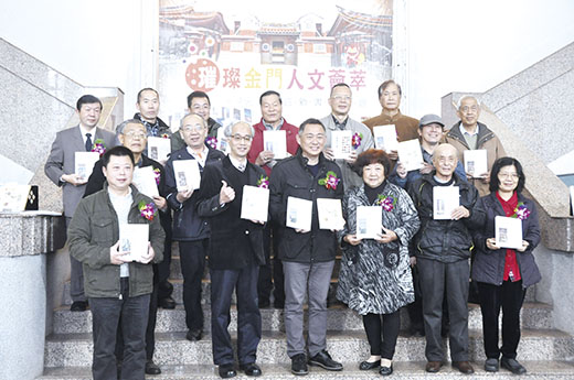 縣長楊鎮浯也以這項新書發表是找回價值的活動,期勉文化局以藝文為根底,將文化列為縣府施政重中之重的施政重點,以文化多元和常民意涵一代接一代傳承下去。(李增汪攝)