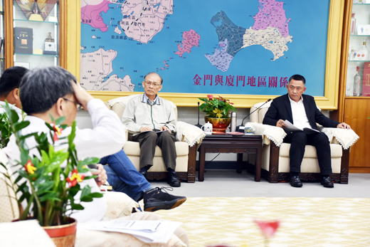 瓊林蔡氏千年聚落風華再現專案計畫執行團隊向縣長報告執行狀況,縣長希望能為瓊林聚落帶來產業生命力。(詹宗翰攝)