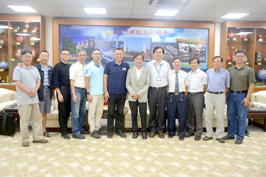 金門縣長楊鎮浯(左六)與金馬地區建築師公會理事長王瑞民一行合影。(楊水詠攝)
