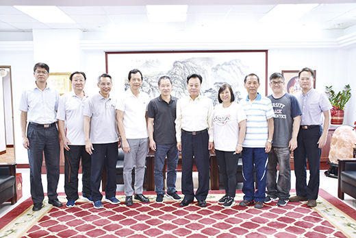 金門縣議會拜會議長洪允典(右五)昨與到議會拜會的旅美建築設計師吳宗武(左五)、議員唐麗輝(右四)等人合影。(議會提供)