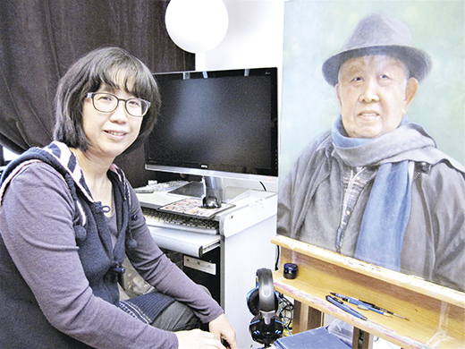 北翠楊翠華與得獎的「我的父親」油畫。（陳亮羽攝）
