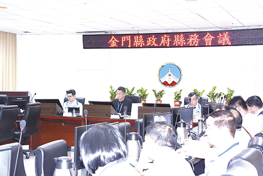 縣長楊鎮浯昨首度偕同副縣長黃怡凱、秘書長陳朝金主持縣務會議。(翁維智攝)