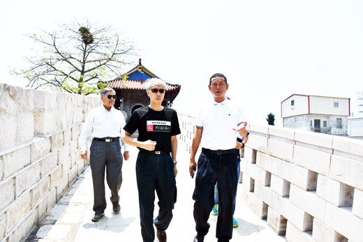 縣議員石永城與文化局長許正芳於去年五月時勘查金門城現狀,為金門城城牆重建做符合民眾期待的考量。(詹宗翰攝)