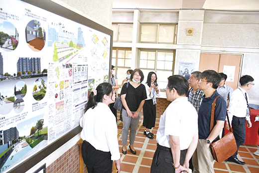 金門大學都市計畫與景觀學系畢業生,將四年在學階段之學習成果與各界分享。(李金鎗攝)