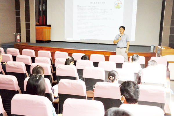 東海大學行政管理暨政策學系系主任陳秋政深入淺出主講地方創生及推動策略情形。(楊水詠攝)