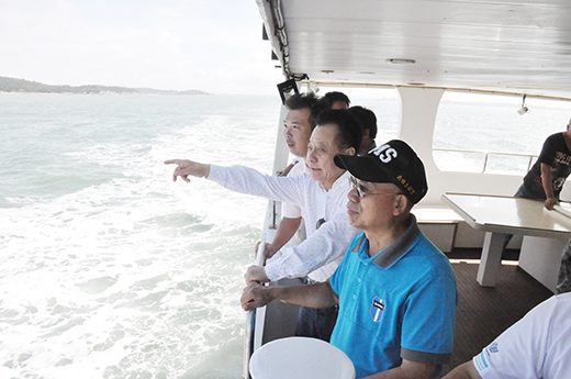金門縣議會議長洪允典和議員搭船出海展開海上藍色公路的觀光考察情形。（楊水詠攝）