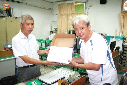 金門縣觀光產業推動促進會籌備會召集人陳滄江(右)昨把金門博弈公投連署書送達金門縣政府總收文室,縣府文書課課長陳期山(左)接收,完成送件程序。(楊水詠攝)