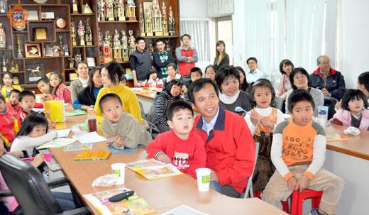 柏村國小昨日辦理九十九年度新移民多元文化親職教育活動,毛毛蟲基金會講師李明足,以「為愛共讀」為主題,透過繪本導讀告訴家長如何陪孩子閱讀。
(陳麗妤攝)