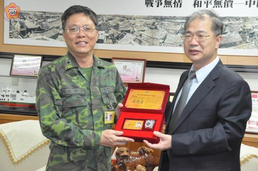 縣長李沃士(右)昨頒贈榮譽縣民證給榮陞澎防部指揮官的金防部副指揮官周皓瑜,期為新金門人力量的延伸。(楊水詠攝)