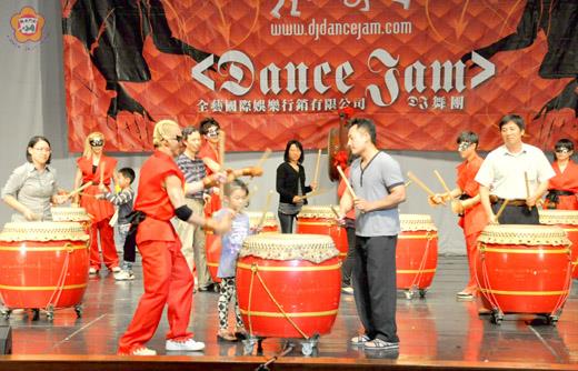   迎向金門，邁向國際～DJ魔鼓輪舞昨晚登場演出，大小朋友上台體驗擂鼓的震撼感，有趣又開心，洋溢著歡樂氣氛。（楊水詠攝）