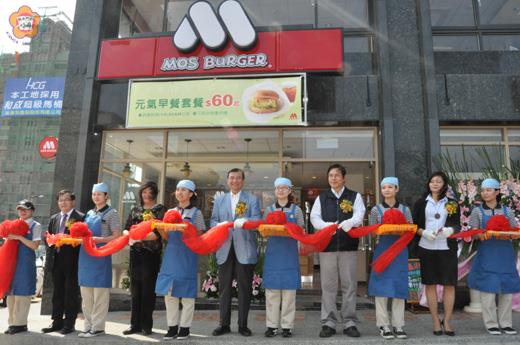   第一家知名大型連鎖速食漢堡店正式進駐金門，昨舉行開幕剪綵儀式。（李增汪攝）