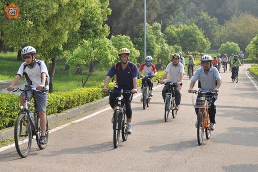   環保局辦理首梯次「世界地球日-綠色騎跡」活動，吸引150位喜歡自行車運動的親子報名參與，享受一個低碳、環保的健康休閒假期。（莊煥寧攝）