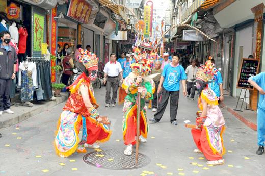   農曆四月十二迎城隍，將官首擺動身軀，揮舞法器，為城隍爺開路。（本報資料／楊水詠攝）