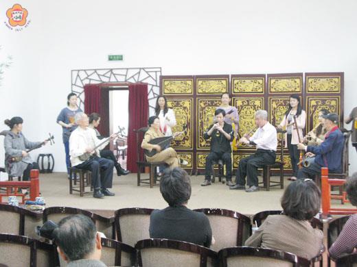  烈嶼群聲南樂社和廈門市公營的專業南樂團進行南樂交流。（群聲南樂社提供）