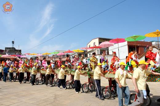   城隍遷治慶典的巡安大遊行，廟宇陣頭也共襄盛舉，東門境的「蜈蚣陣」，以特製小車相連，蔚為特色。（本報檔案照片）