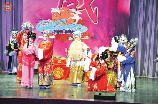   大陸廈門市金蓮陞高甲劇團，昨在文化局演藝廳登台演出「鳳冠夢」及「春草闖堂」戲碼，讓老戲迷大飽眼福，報以掌聲及喝彩。（楊水詠攝）