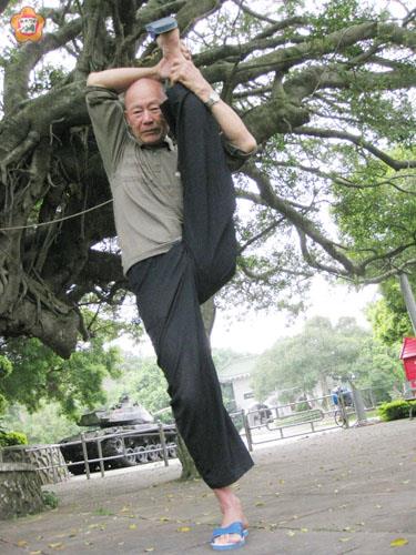   陳仲贊金雞獨立做朝天蹬。（張建騰攝）