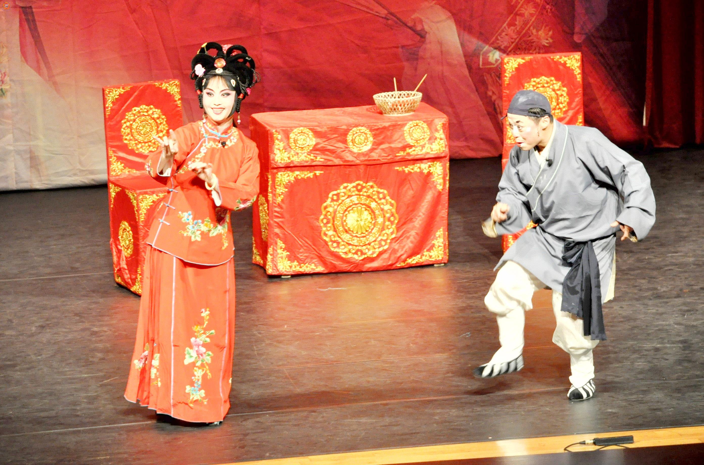   大陸廈門市金蓮陞高甲劇團昨晚在社福館演藝廳登台獻藝，一連演出公主抗婚及妗婆打等多場折子好戲，讓戲迷過足了戲癮。（楊水詠攝）