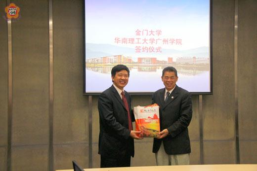 　國立金門大學校長李金振（右）又與華南理工大學廣州學院簽署兩校學術交流合作意願書，並互贈紀念品。（金大提供）