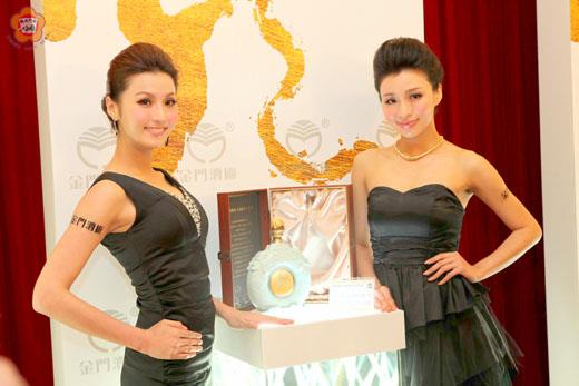 金酒公司昨日在圓山大飯店舉辦『藝享樽龍』龍年紀念酒新品發佈記者會，會中融合藝術表演呈現祥龍精神。（金酒公司提供）
「未成年請勿飲酒」