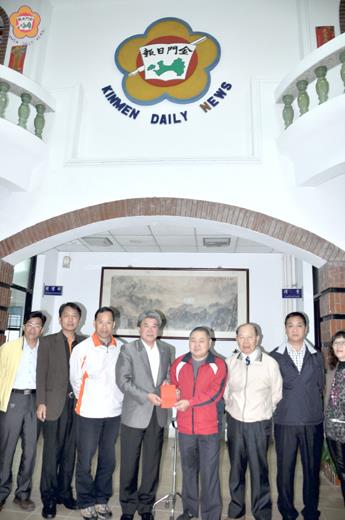   社會局長方天吉（左四）在勞動節前慰問傷病工人，並宣揚「金門縣政府補助失業縣民參加職業訓練生活津貼實施要點」；金門日報社長陳大鵬（左三）陪同傷病員工接受慰問金。（張建騰攝）