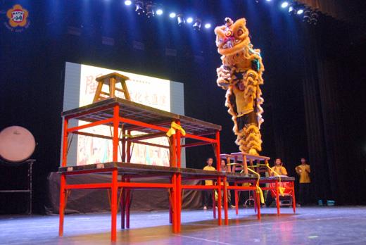   金城北門醒獅團表演高難度跳桌舞獅，贏得觀眾滿堂喝采。（董森堡攝）