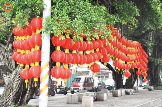 〈迎城隍〉紅燈籠高高掛    　楊水詠／圖文