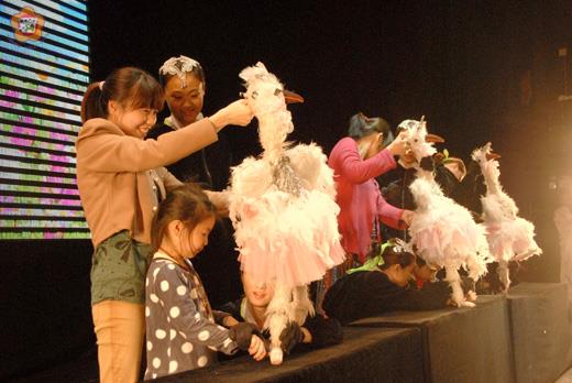   「閩南神韻」表演團昨於文化局進行木偶演出，開放民眾上場體驗木偶操作樂趣。（董森堡攝） 