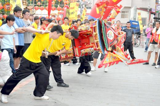 金城鎮公所主辦的迎輦成年禮活動昨舉辦，青少年學生下場扛輦，感到十分有趣。（楊水詠攝）