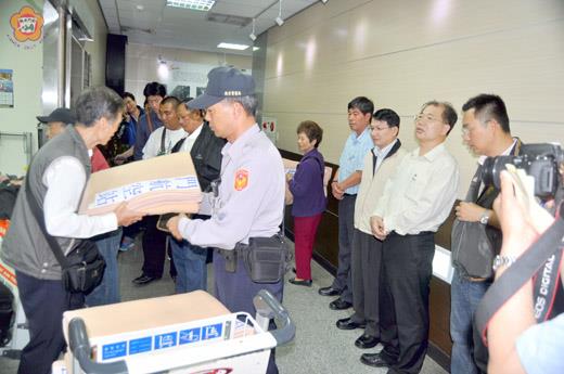 尚義機場受濃霧影響關場，人潮擠爆航站，李縣長指示交旅局提供麵包、茶水予滯留旅客充飢，航站人員並受理借用毛毯等禦寒物品讓旅客保暖。（李金鎗攝）