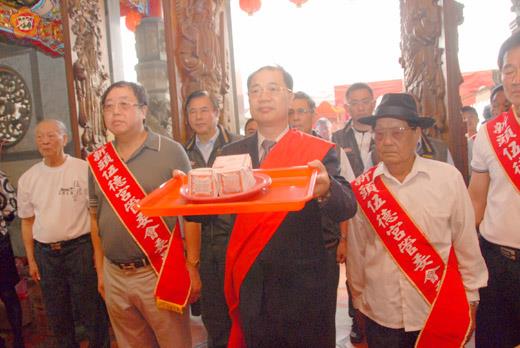 縣長李沃士昨偕縣府各局室主管前往伍德宮拈香致意、獻爐敬金。（董森堡攝）