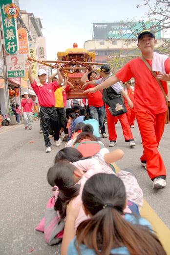 《迎城隍》「鑽轎腳﹗求好運﹗」
　圖文／董森堡
