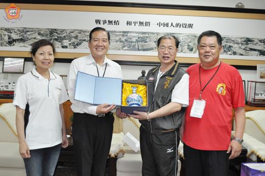   金門縣長李沃士（右二）昨和新竹市長許明財（左二）相見歡，並互換禮物及合影。（楊水詠攝）