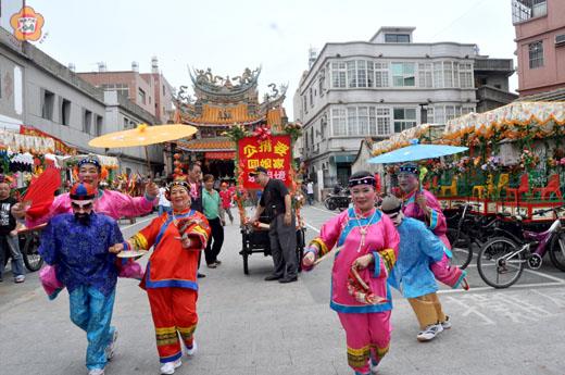 公揹婆復出博君一笑       李金鎗／圖文