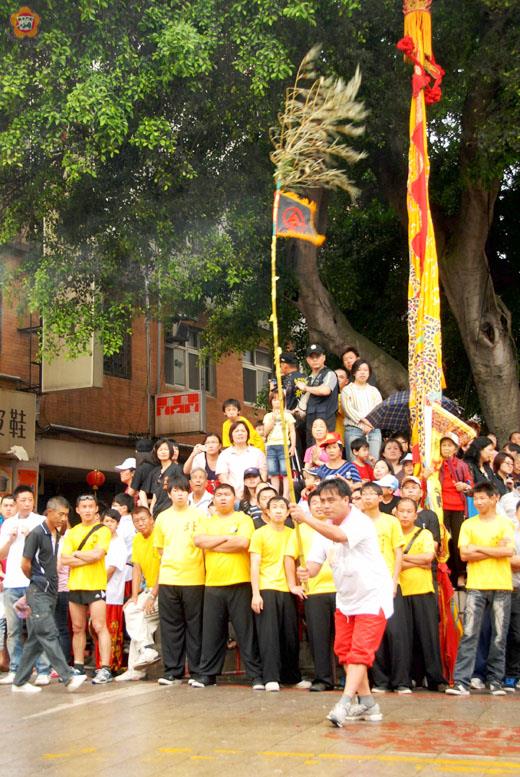 迎城隍先鋒旗開路       圖文／董森堡