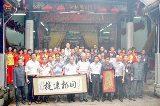 福建廈門翔安區浦園李氏宗親會前往古寧頭南山李氏家廟謁祖，致贈「枝連根固」匾額。
（李金鎗攝）