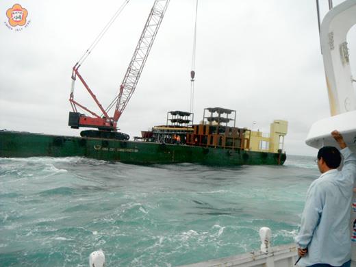 金門區漁會在母嶼投放人工魚礁。（金門區漁會提供）