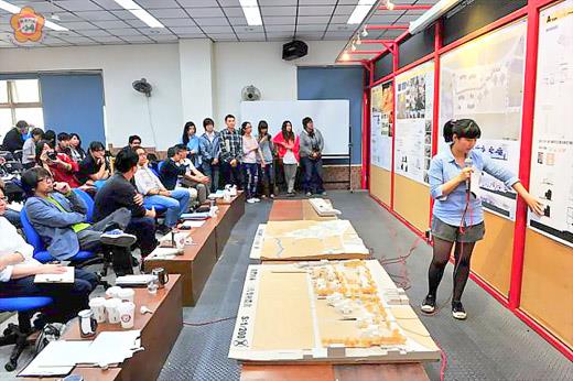 金大建築系舉行畢業評圖,學生們向指導老師說明創作概念。(金大建築系提供)