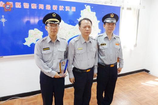   縣警局局長蔡蒼柏（中）轉頒警政署獎盃給春安工作表現績優的金湖派出所警員洪榮洲（左）及金湖義警分隊隊長何國興（右），肯定他們的優異表現。（莊煥寧攝）