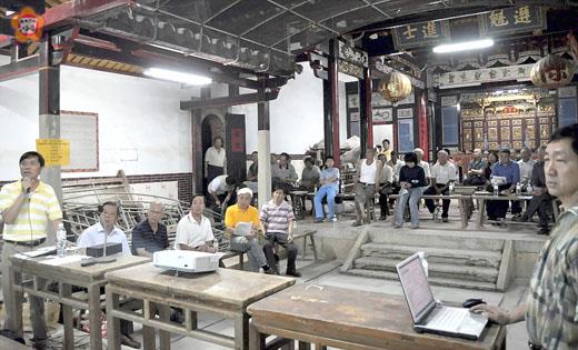 關於風力發電機組噪音等問題，台電再生能源處日昨抵碧山村和民眾做說明，傾聽民眾心聲。（陳麗妤攝）