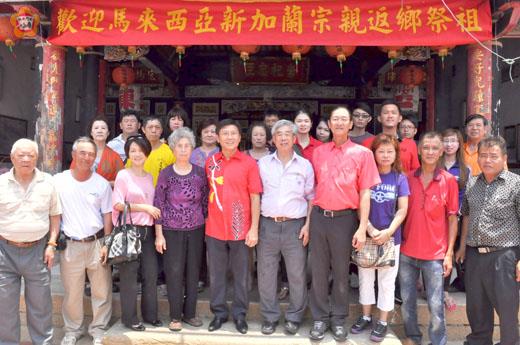   陳期惠（前右四）、陳泗欽（前左五）等華僑昨到山外陳氏宗祠祭祖。（張建騰攝）