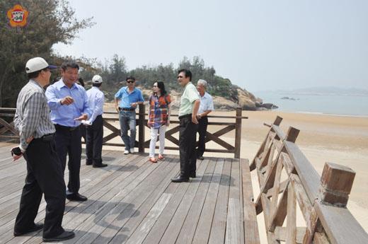   金湖鎮代會主席呂瑞泰（右）希望縣府既已接管溪邊海水浴場，雖未啟用，但還是要派人維安及清潔。（張建騰攝）