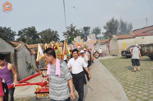   金寧鄉東堡忠義廟新乩童「關帝聖君」坐禁出關舉行做醮慶典活動，昨日並展開繞境巡安活動。（李金鎗攝）