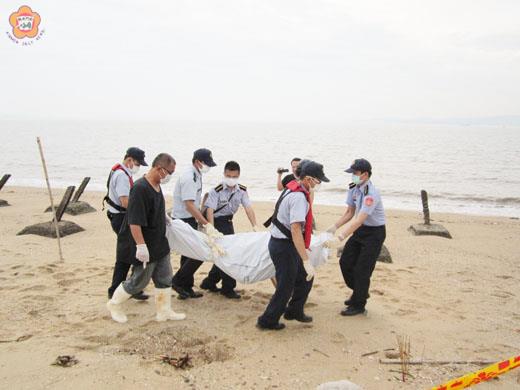   金門岸巡總隊於金寧鄉烏沙頭岸際發現一具浮屍，依特徵初步確定為大陸失蹤漁民，已轉由紅十字會通知家屬抵金指認及善後。（金門岸巡總隊提供）
