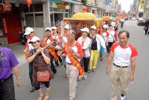   乾德宮隊伍與四境鑾駕繞行金城市區，所經之處熱鬧滾滾。（董森堡攝）