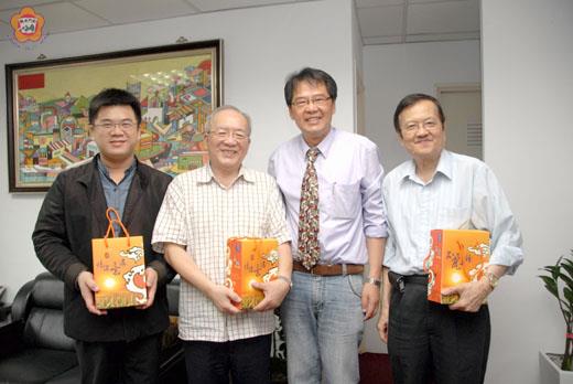   盧亮輝（右一）昨前往拜會金城鎮長石兆  ，允諾協助編寫十大小鎮後浦之歌。（董森堡攝）